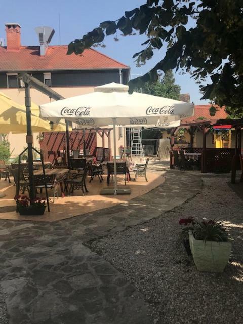 Vadasz Panzio Es Etterem 솜버트헤이 외부 사진